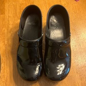 Used Dansko clogs shiny black